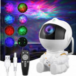 Mini projecteur de lumière d'astronaute assis avec télécommande