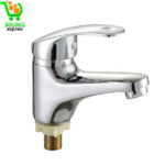 Mitigeur de lavabo à poignée unique Mitigeur monté sur pont Eau froide et chaude Chrome Corps en zinc Robinet de lavabo de salle de bain